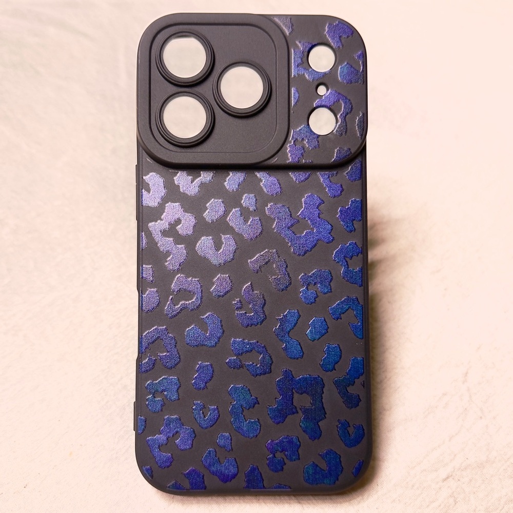 iPhone 17 pro Blue & Black leopard print case.